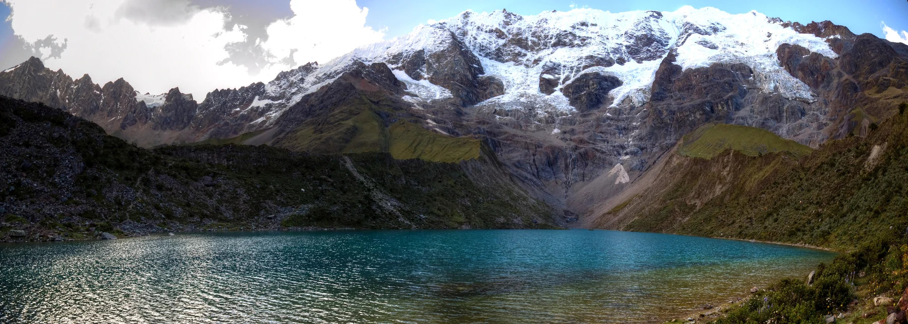 El agua turquesa de la laguna Humantay al pie de los nevados de Cusco