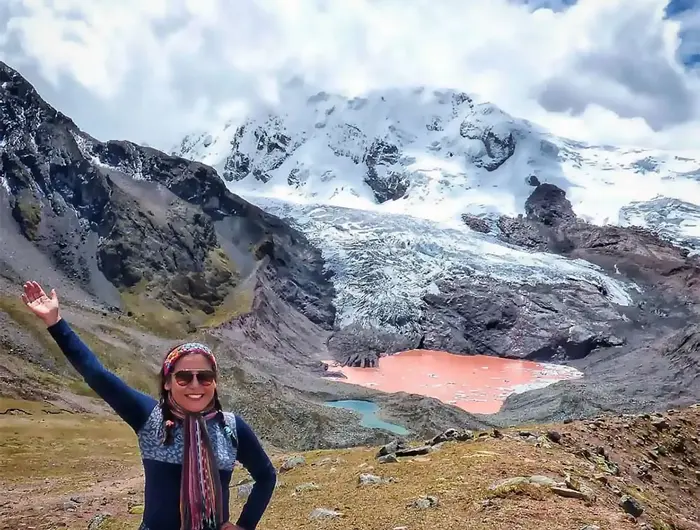 Laguna de tonos rojizos en el entorno de Ausangate