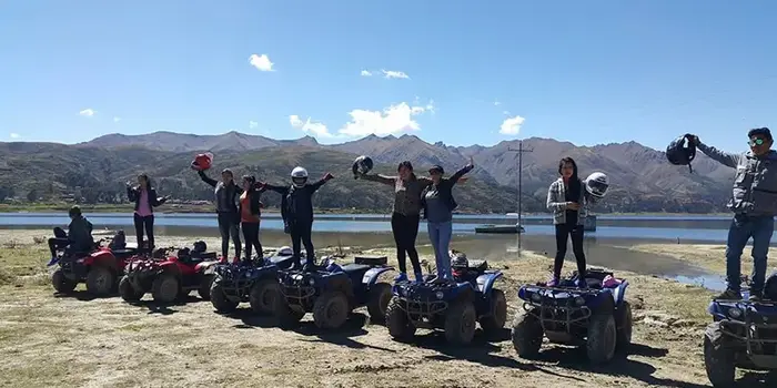Cuatrimotos en un camino de Cusco