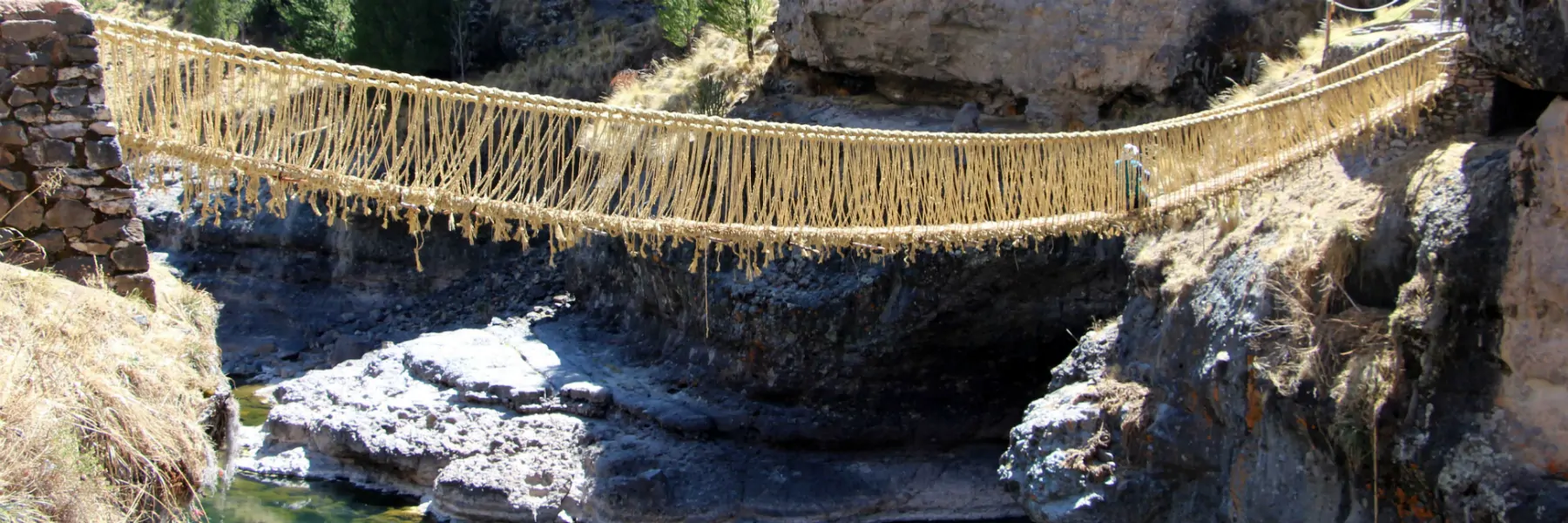 Puente de Queswachaka sobre el río
